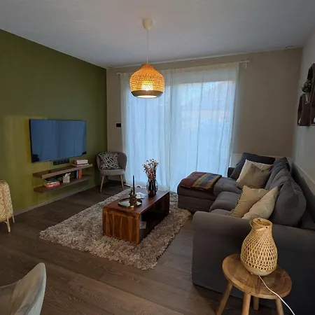 Holiday home Haz A Hold Utcaban