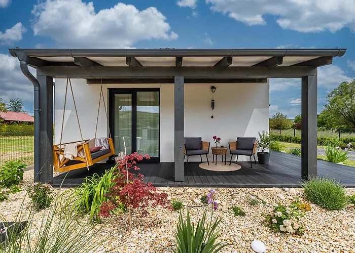 Haz A Hold Utcaban * Kehidakustány